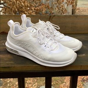 Nike Air Max Axis Sneakers